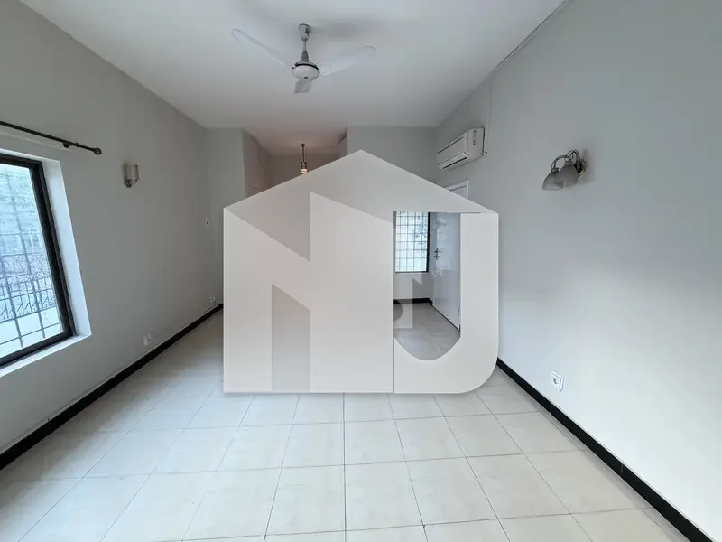 F-7 Beautiful House For Rent With Green Lawn, photo 13