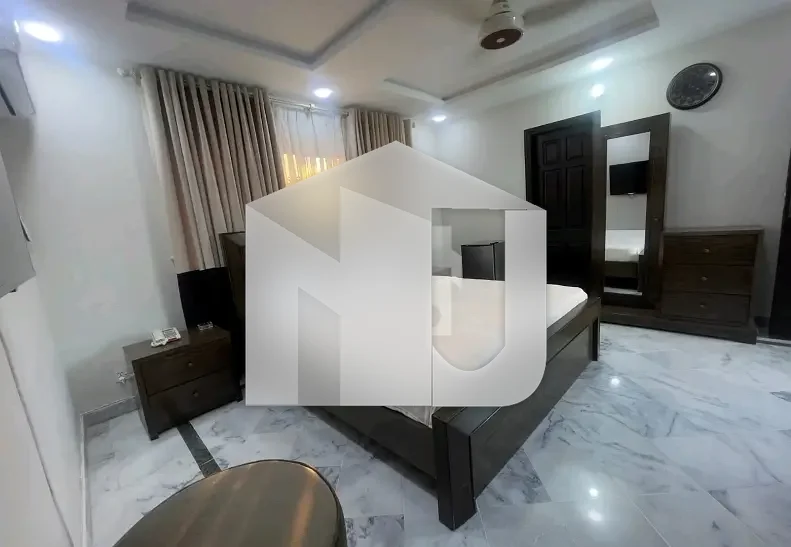 10 Marla House In Beautiful Location Of E-11 In E-11, photo 3