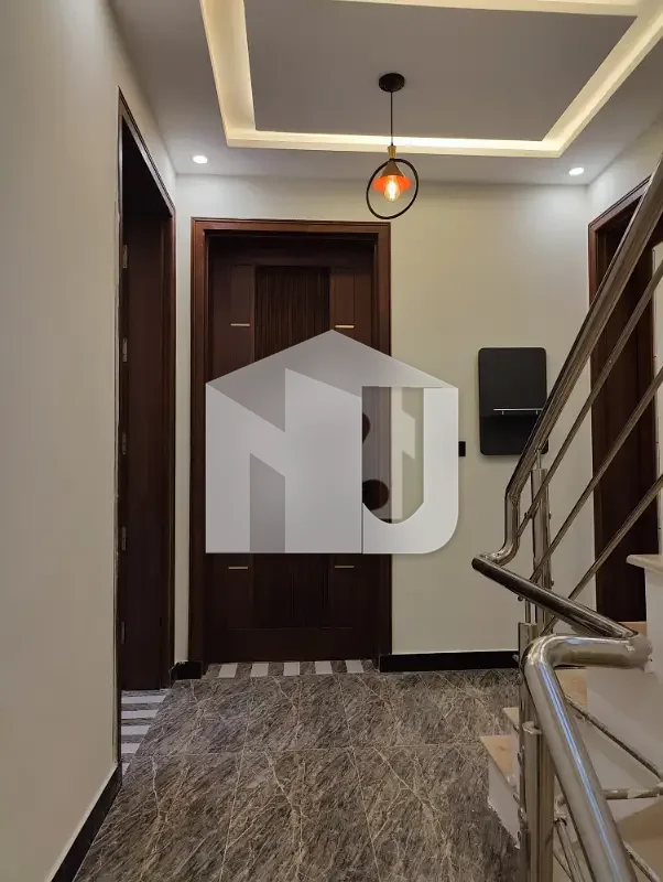 8 Marla House Ideally Situated In Faisal Town - F-18, photo 7