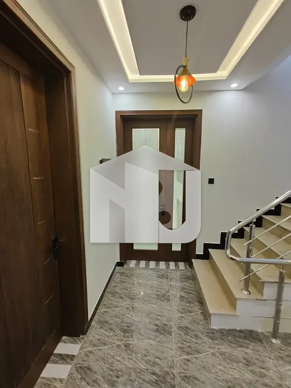 8 Marla House Ideally Situated In Faisal Town - F-18, photo 8