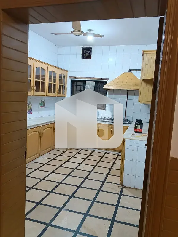 1 Kanal Freshly Renovated Triple Storey House On Best Location On Reasonable Rent, photo 3