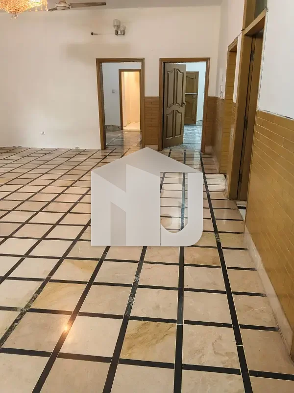 1 Kanal Freshly Renovated Triple Storey House On Best Location On Reasonable Rent, photo 2