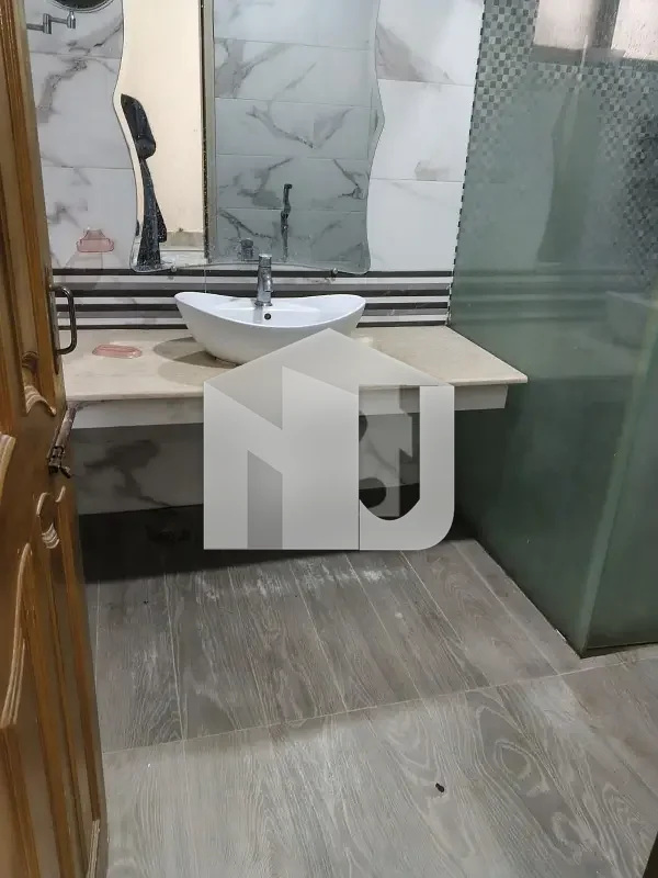 1 Kanal Freshly Renovated Triple Storey House On Best Location On Reasonable Rent, photo 4