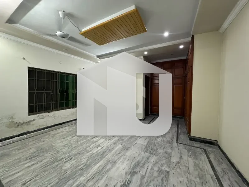 Reasonable Price 1 Kanal Triple Storey House For Rent ( Gas & Water Boring Available) 6 Car's Parking space Available BEST Location This House, photo 5
