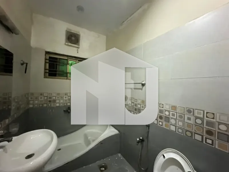 Reasonable Price 1 Kanal Triple Storey House For Rent ( Gas & Water Boring Available) 6 Car's Parking space Available BEST Location This House, photo 11
