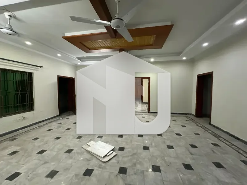 Reasonable Price 1 Kanal Triple Storey House For Rent ( Gas & Water Boring Available) 6 Car's Parking space Available BEST Location This House, photo 7