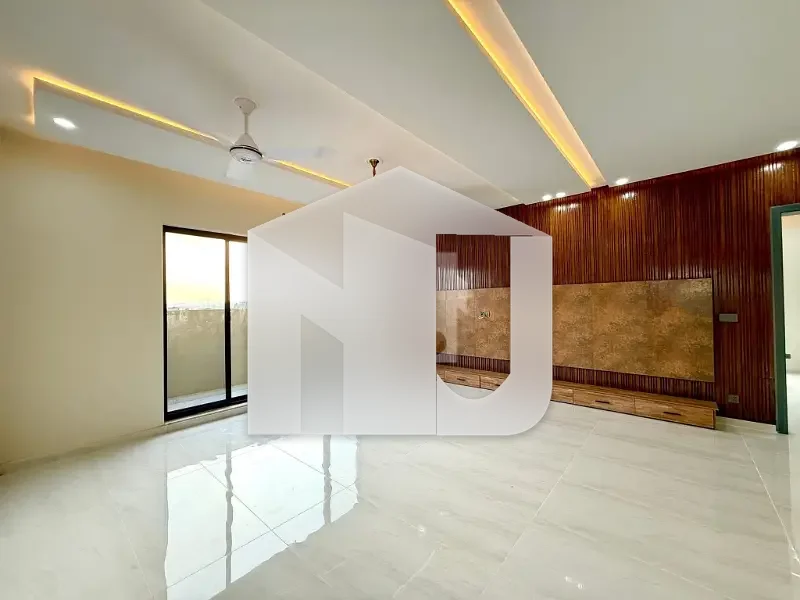 Reasonable Price 1 Kanal Triple Storey House For Rent ( Gas & Water Boring Available) 6 Car's Parking space Available BEST Location This House, photo 3
