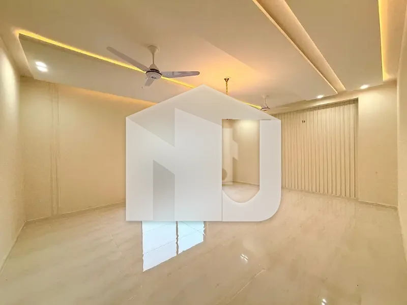 Reasonable Price 1 Kanal Triple Storey House For Rent ( Gas & Water Boring Available) 6 Car's Parking space Available BEST Location This House, photo 2