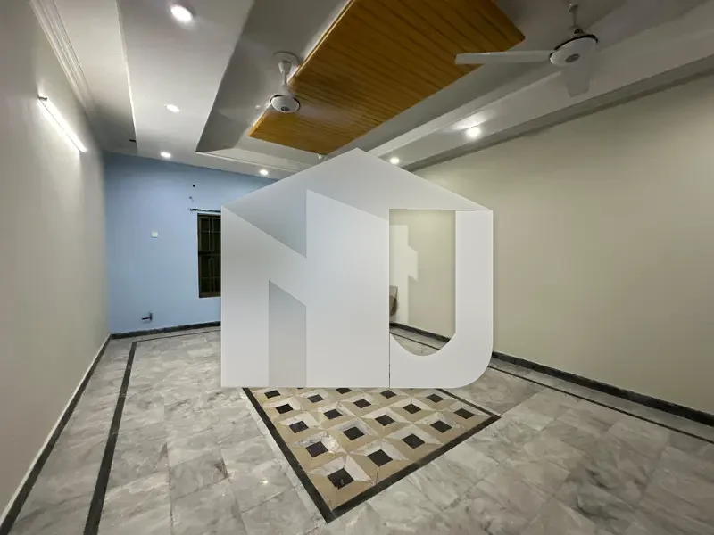 Reasonable Price 1 Kanal Triple Storey House For Rent ( Gas & Water Boring Available) 6 Car's Parking space Available BEST Location This House, photo 6