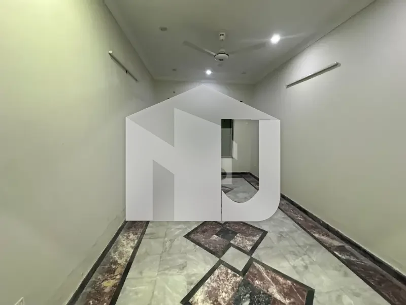 Reasonable Price 1 Kanal Triple Storey House For Rent ( Gas & Water Boring Available) 6 Car's Parking space Available BEST Location This House, photo 4