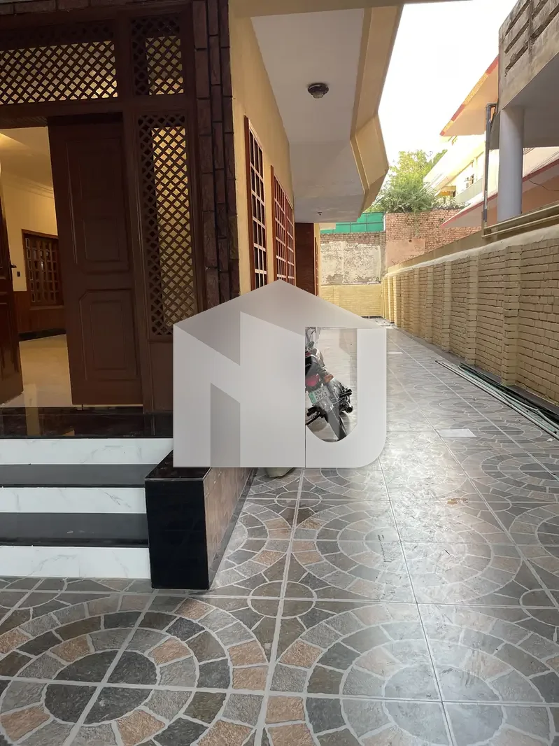 F-10 Three Story Renovated 6 Bedroom House Nice Location Available For Rent, photo 6