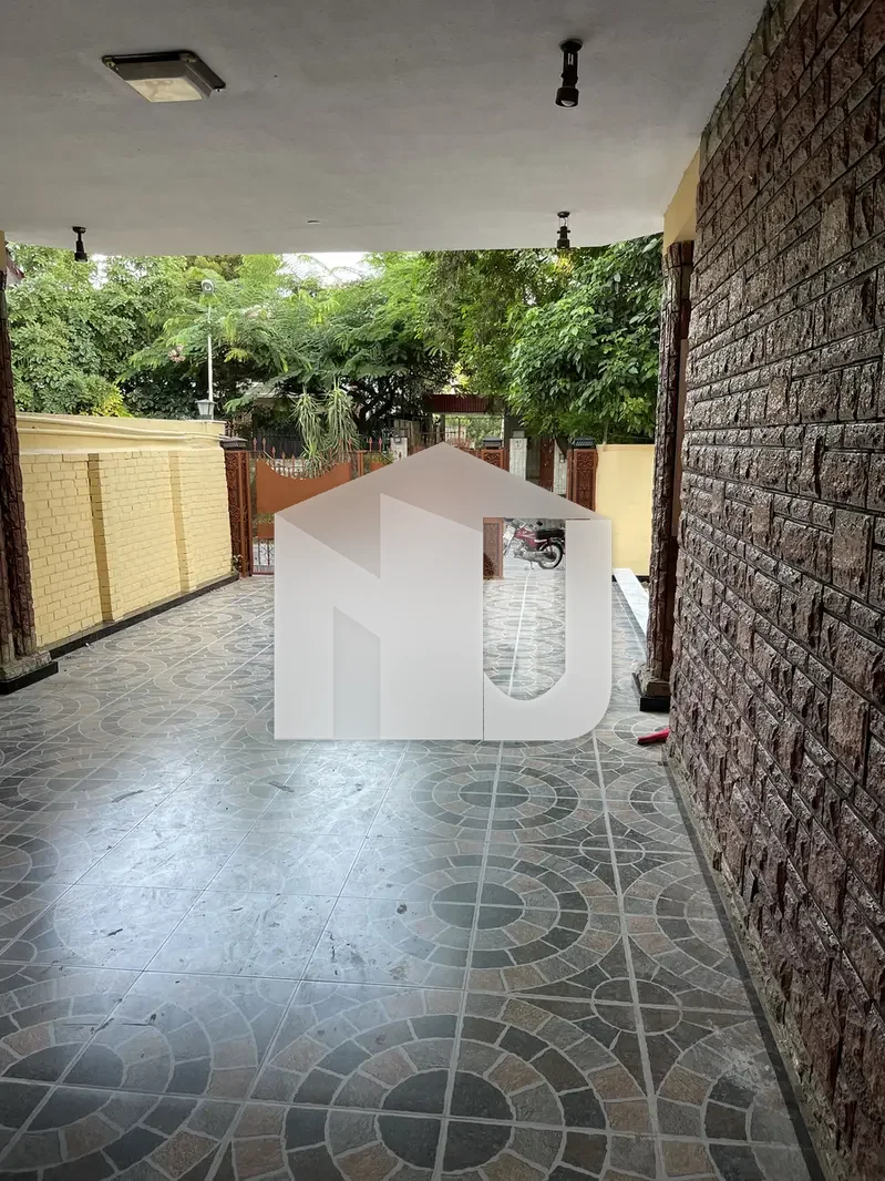 F-10 Three Story Renovated 6 Bedroom House Nice Location Available For Rent, photo 2