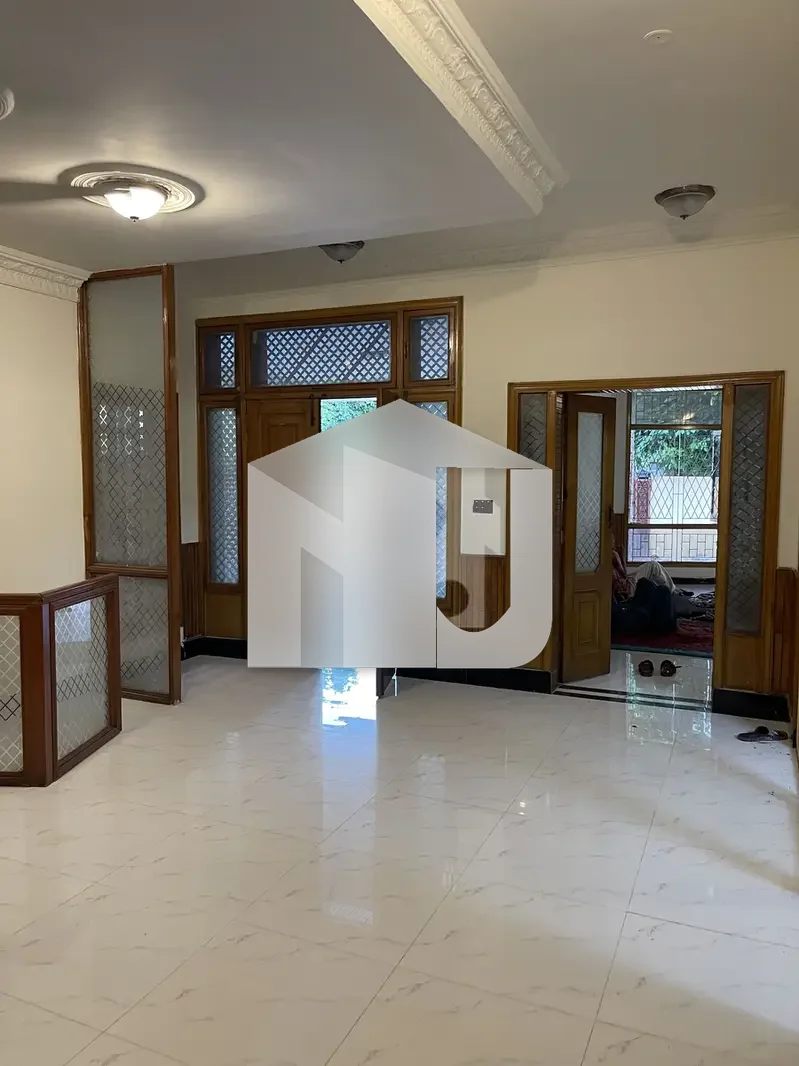 F-10 Three Story Renovated 6 Bedroom House Nice Location Available For Rent, photo 3