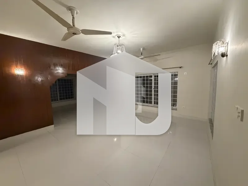 F-8 beautiful house for rent Huge car parking & like brand new, photo 6