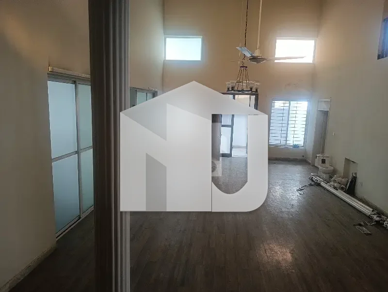 F 10 House Available For Rent Tile And Wooden Flooring., photo 3