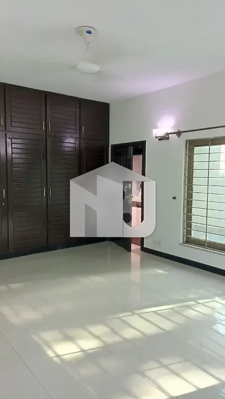 G-10 Excellent 3200 SQ. FT House Proper 6 Bedrooms, Proper 6 Attached Bathrooms Modern Fittings Along With Tile Flooring Drawing Dining, TV Lounge, Kitchen, photo 12