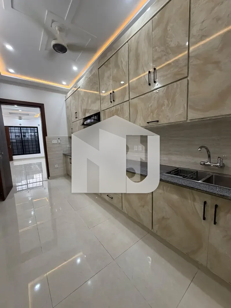 10 MARLA UPPER PORTION AVAILABLE FOR RENT, photo 4