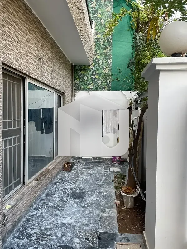 8 marla house available for rent ideal location, photo 2