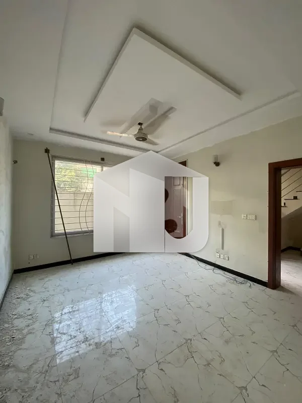 BEAUTIFUL LOCATION HOUSE AVAILABLE FOR RENT IN SECTOR D-12 ISLAMABAD, photo 2
