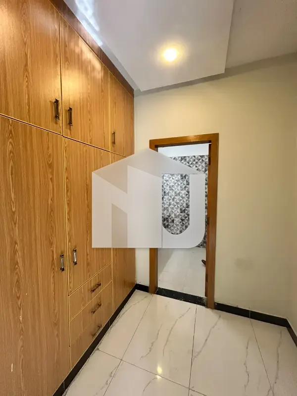 E-11 ISLAMABAD 10marla House For Rent 5bed With washroom Drawing Dining Tvl Kichen Servant Room parking Gas Electric, photo 10