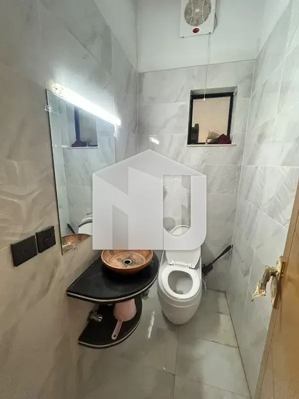 E-11 ISLAMABAD 10marla House For Rent 5bed With washroom Drawing Dining Tvl Kichen Servant Room parking Gas Electric, photo 8