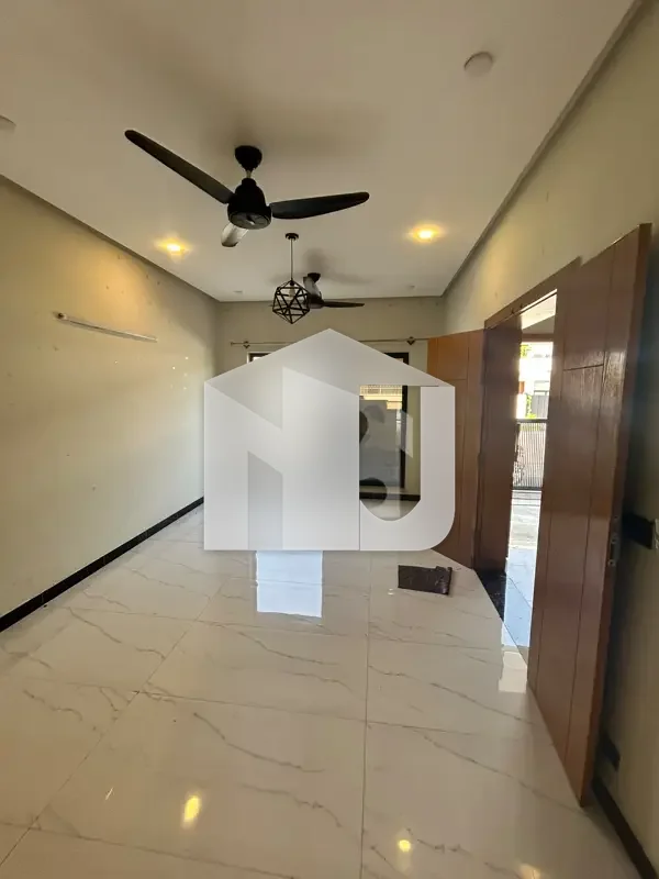 E-11 ISLAMABAD 10marla House For Rent 5bed With washroom Drawing Dining Tvl Kichen Servant Room parking Gas Electric, photo 5