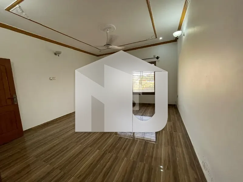 E-11 ISLAMABAD 1kanal House For Rent 7bed with washroom Drawing Dining Tvl Kichen Servant Room parking Gas Electric, photo 5