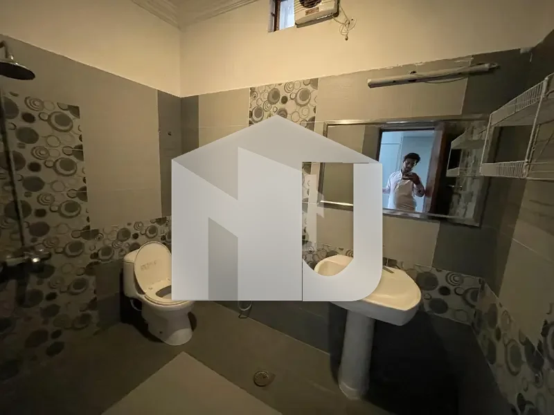 E-11 ISLAMABAD 1kanal House For Rent 7bed with washroom Drawing Dining Tvl Kichen Servant Room parking Gas Electric, photo 19