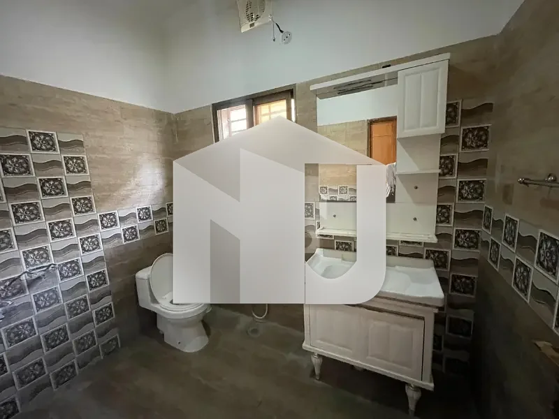 E-11 ISLAMABAD 1kanal House For Rent 7bed with washroom Drawing Dining Tvl Kichen Servant Room parking Gas Electric, photo 7