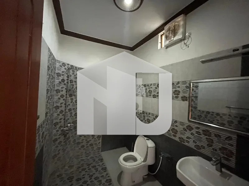 E-11 ISLAMABAD 1kanal House For Rent 7bed with washroom Drawing Dining Tvl Kichen Servant Room parking Gas Electric, photo 16