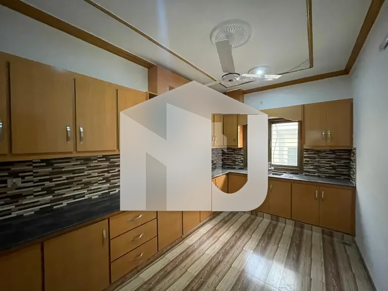 E-11 ISLAMABAD 1kanal House For Rent 7bed with washroom Drawing Dining Tvl Kichen Servant Room parking Gas Electric, photo 4