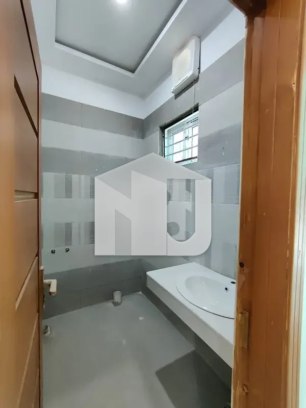 E-11 ISLAMABAD 8Marla House For Rent 5bed With washroom Drawing Dining Tvl Kichen Servant Room parking Gas parking l, photo 3