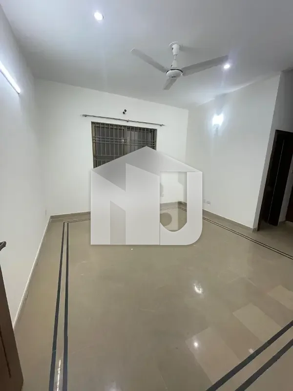 E-11 ISLAMABAD 14Marla House For Rent 6bed with washroom Drawing Dining Tvl Kichen Servant Room parking Gas Electric, photo 14