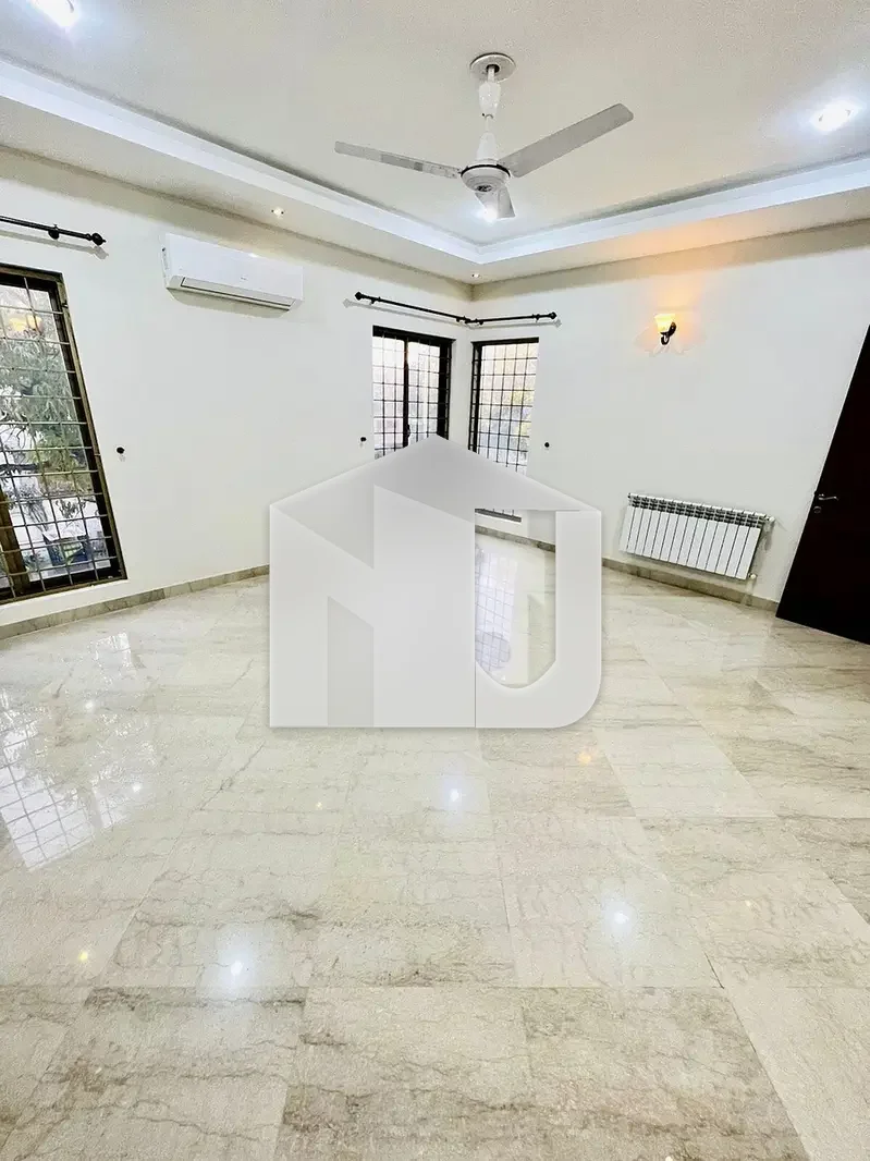 F-8 Like New Luxurious House For Rent, photo 20