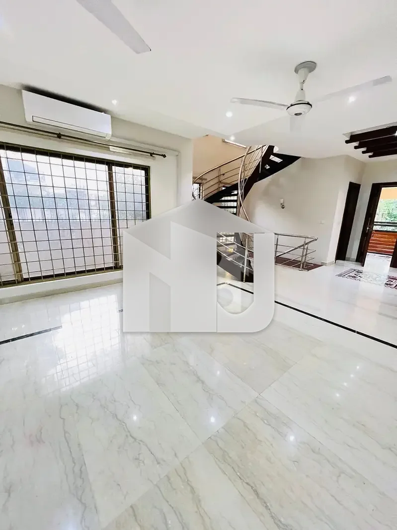 F-8 Like New Luxurious House For Rent, photo 16