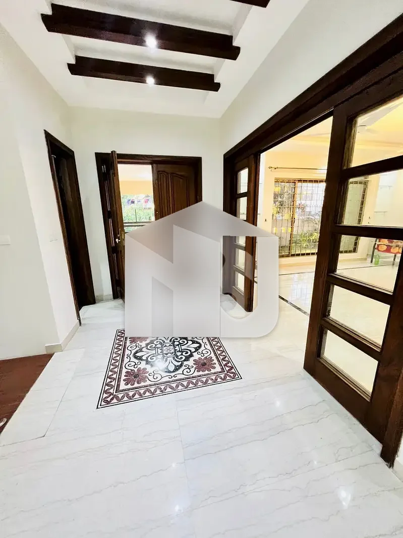 F-8 Like New Luxurious House For Rent, photo 9