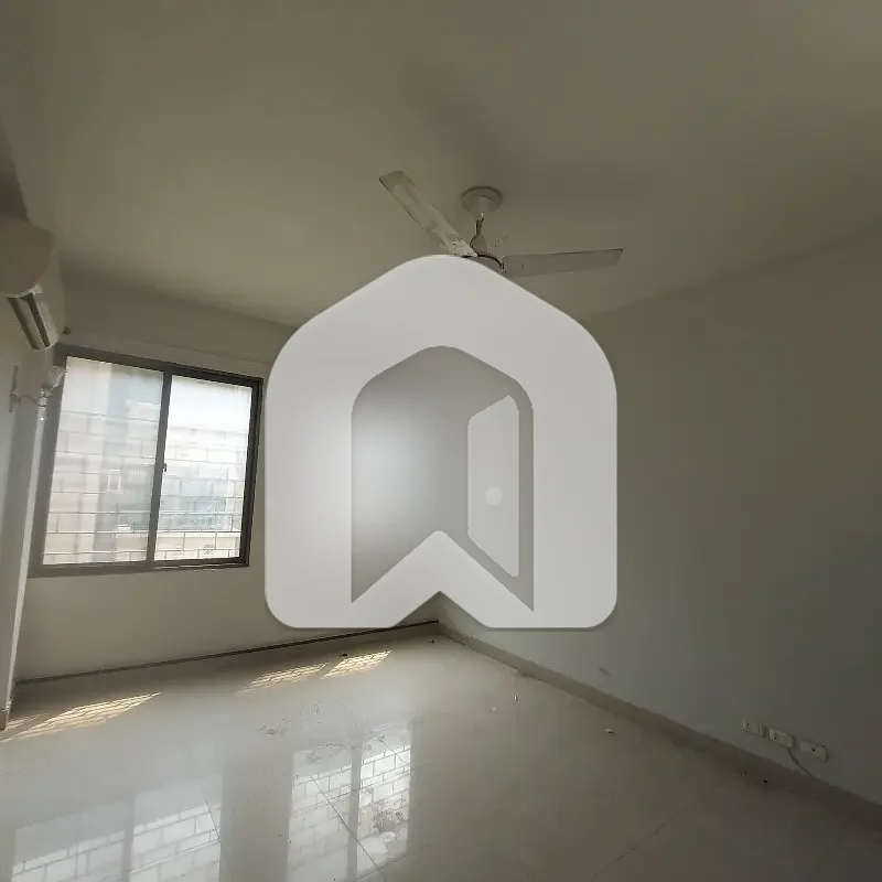 3 Bedrooms With Attached Washrooms Drawing & Dining Area TV Lounge Spacious Kitchen Servant Room, photo 9
