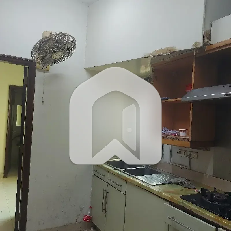 3 Bedrooms With Attached Washrooms Drawing & Dining Area TV Lounge Spacious Kitchen Servant Room, photo 10