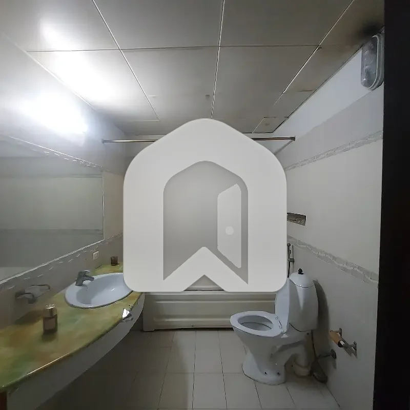 3 Bedrooms With Attached Washrooms Drawing & Dining Area TV Lounge Spacious Kitchen Servant Room, photo 8