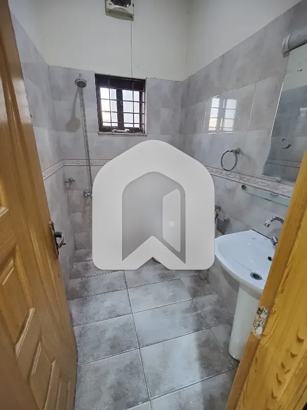 For Rent Upper Portion In D12, photo 6