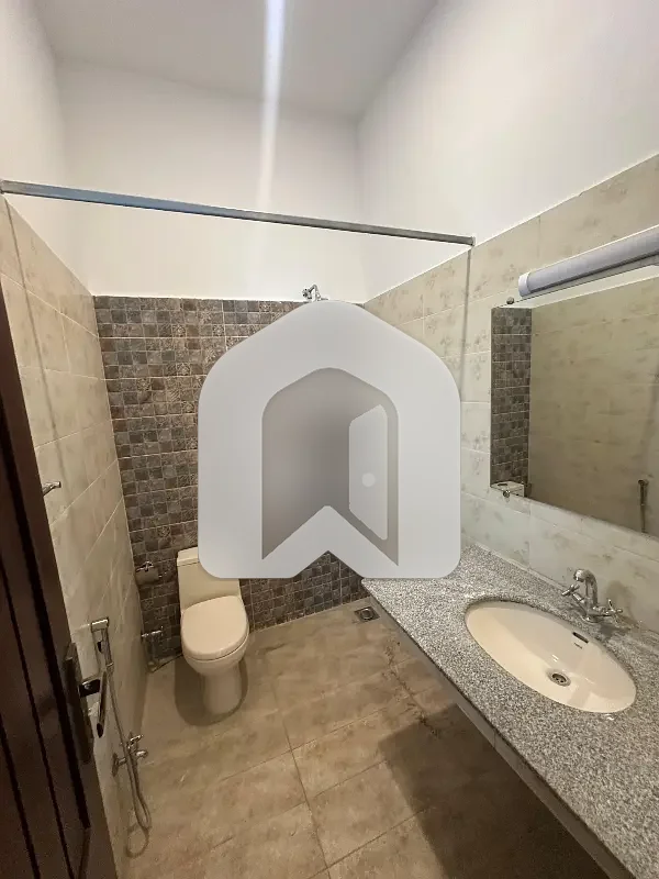 E11 Three Bedrooms Upper Portion Available For Rent, photo 9