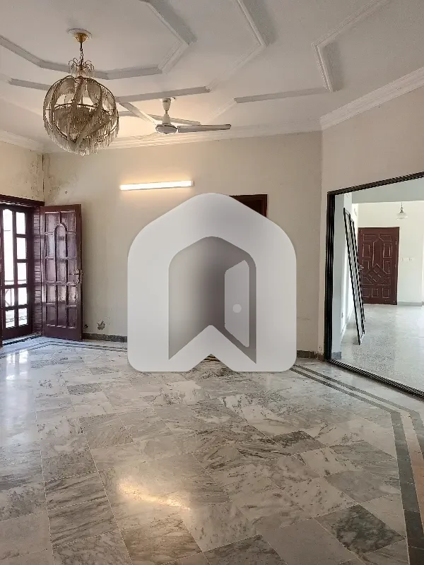 A beautiful location upper Portion available for rent in F-11  3 bedroom  3 bathroom  drawing dinning  Tv lounge  kitchen  londry area  servant quter  saprat gate  size 1 kanal  demand 250k, photo 7