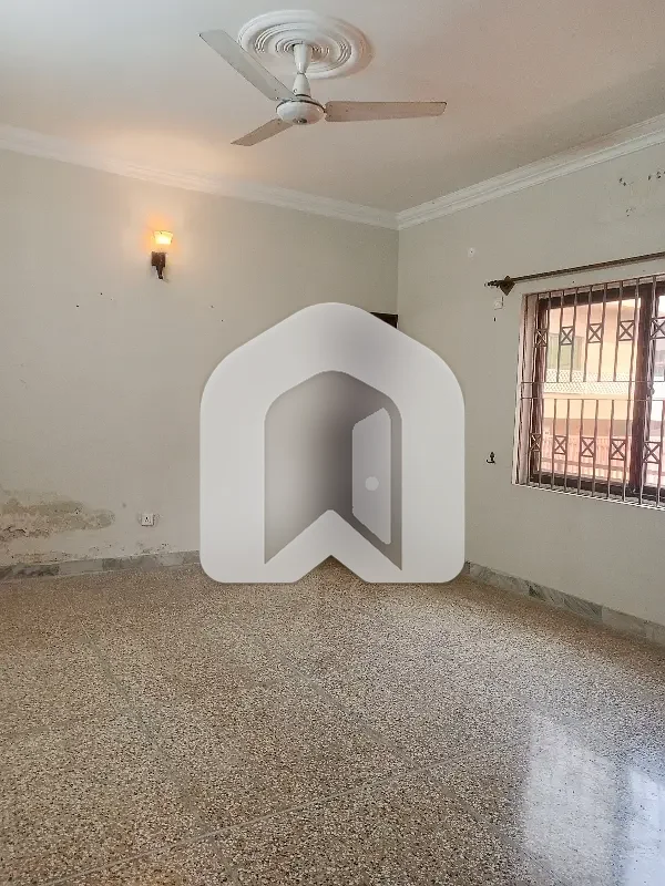 A beautiful location upper Portion available for rent in F-11  3 bedroom  3 bathroom  drawing dinning  Tv lounge  kitchen  londry area  servant quter  saprat gate  size 1 kanal  demand 250k, photo 6