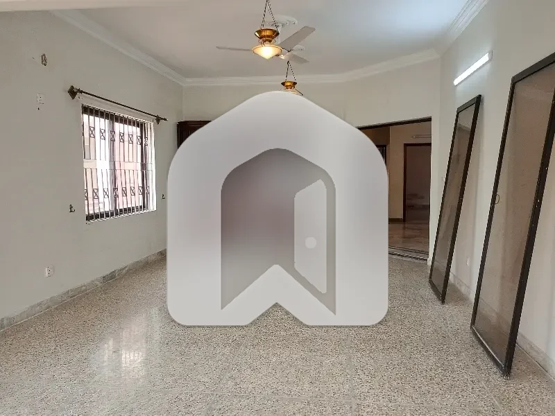 A beautiful location upper Portion available for rent in F-11  3 bedroom  3 bathroom  drawing dinning  Tv lounge  kitchen  londry area  servant quter  saprat gate  size 1 kanal  demand 250k, photo 9