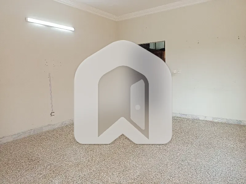 A beautiful location upper Portion available for rent in F-11  3 bedroom  3 bathroom  drawing dinning  Tv lounge  kitchen  londry area  servant quter  saprat gate  size 1 kanal  demand 250k, photo 11