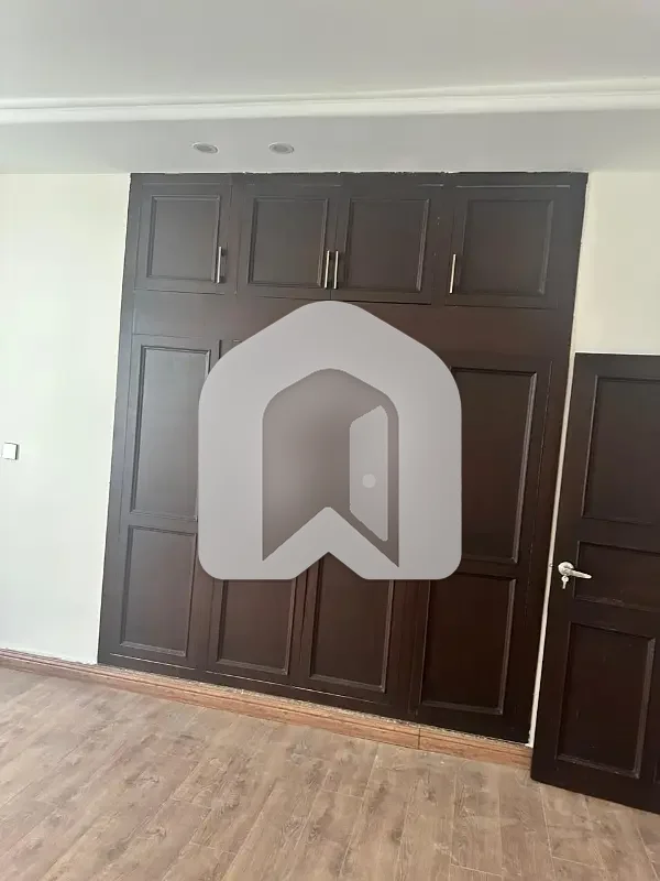 F-10/2 Idea Location 4 Bedroom Fully Renovated, photo 6