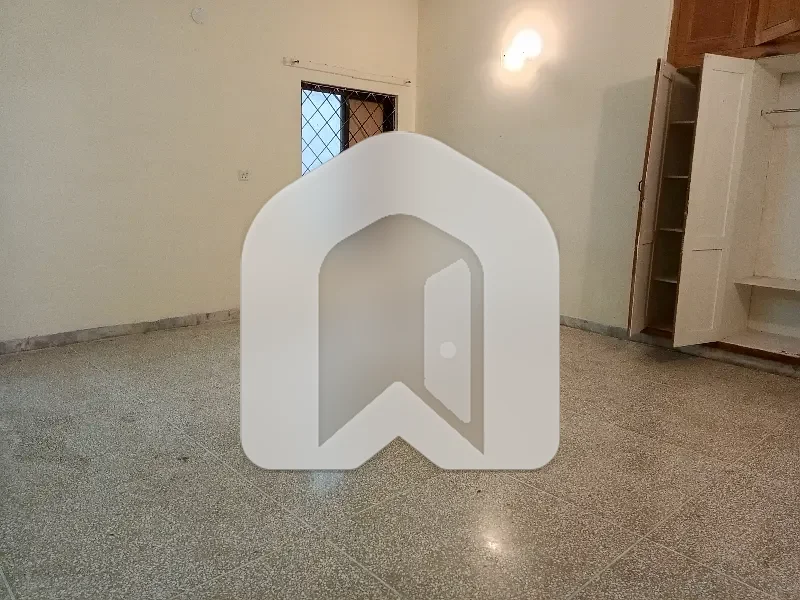 F-11 Beautiful Location Upper Portion Available For Rent  4 Bedroom Attach Bathroom D D Tv Lounge Kitchen Londry Area Servant Quter Saprat Gate Big Car Parking Demand 3 Lac, photo 13