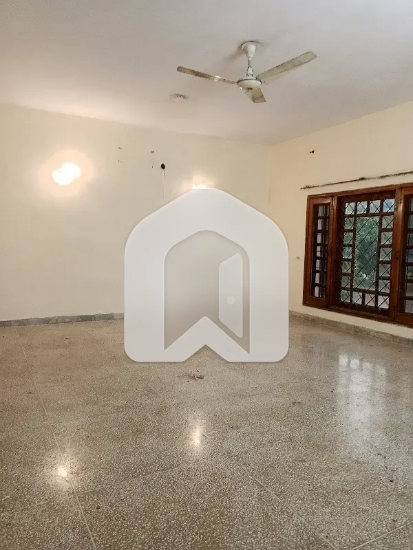 F-11 Beautiful Location Upper Portion Available For Rent  4 Bedroom Attach Bathroom D D Tv Lounge Kitchen Londry Area Servant Quter Saprat Gate Big Car Parking Demand 3 Lac, photo 7