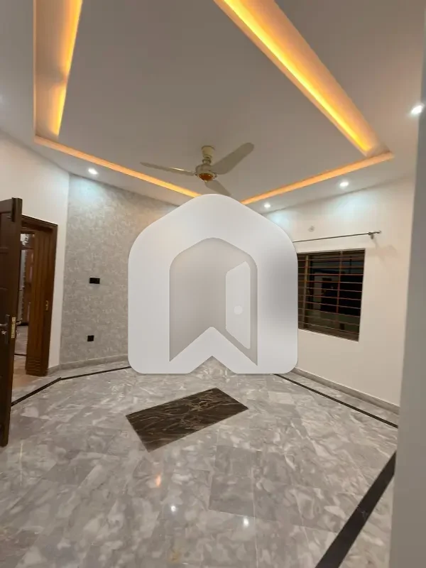 E-11/3 multi 1kanal ground portion 3beds DD tv lounge servant quarter Separate gate for rent, photo 2