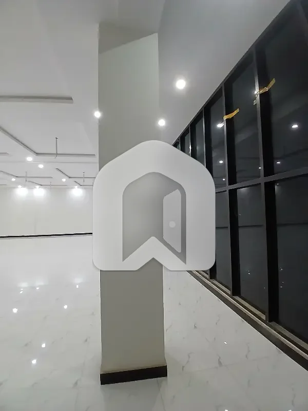 9 Marla Brand New Commercial Hall Available For Rent, photo 2